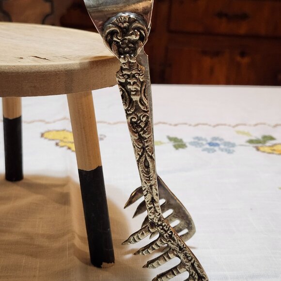 Vintage Silverplated Ice Tongs Sugar Cube Tongs Scrollwork & 6 Claw Bird Feet 7' - Picture 10 of 16